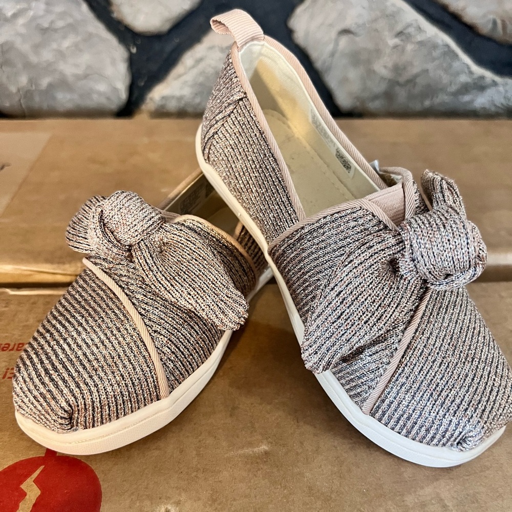 Toms Kids Textured Slip-On Dress Shoes - Cream and Tan